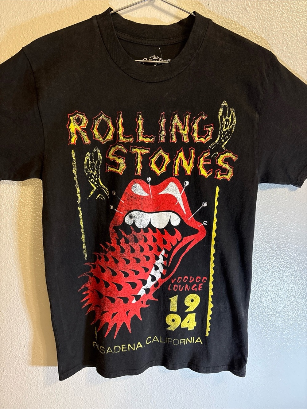 the Rolling Stones Men’s M Black Tee with Red & Yellow Tongue Graphic
